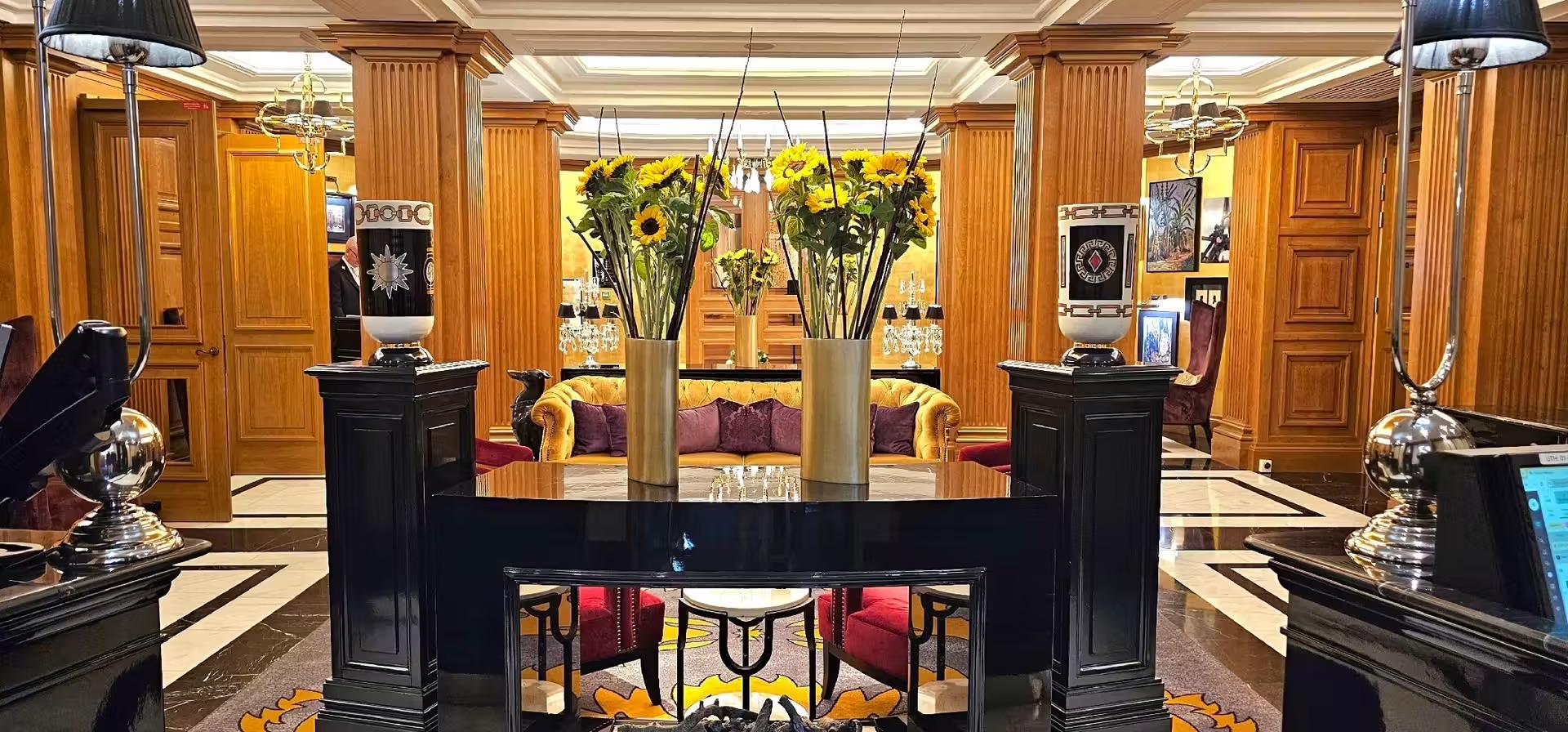 Elegancko przygotowane wnętrze restauracji przeznaczone na wieczorne spotkania
