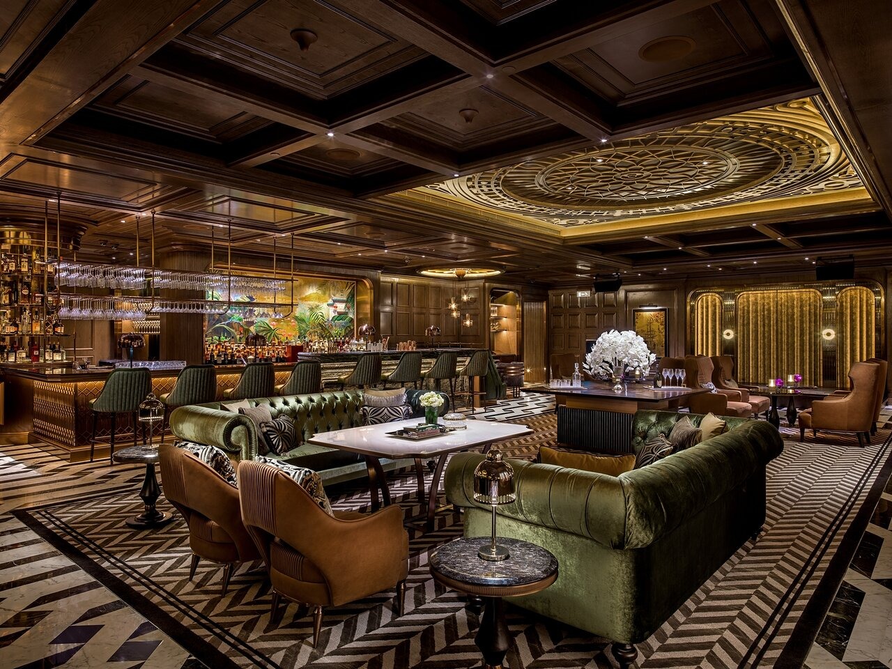 Stylowa przestrzeń restauracyjna z częścią lounge i szeroką ofertą kulinarną